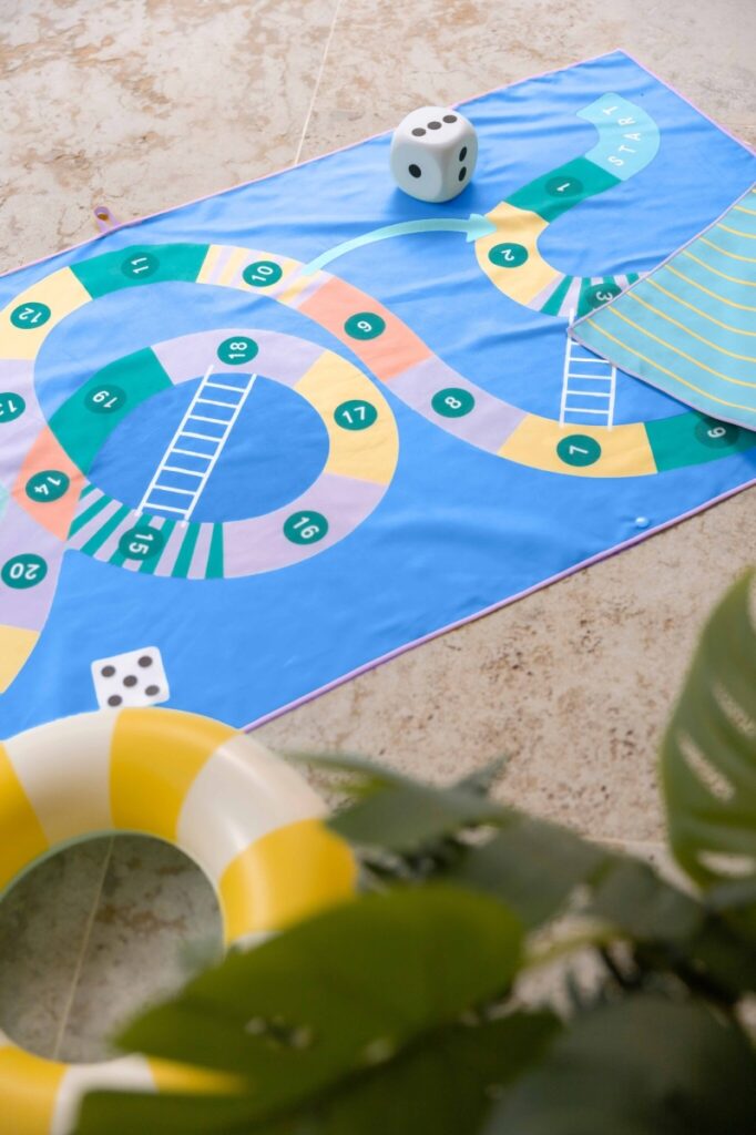 Playtowel M (140 X 70Cm) - Snakes & Ladders - Quut Playtowel M (140 X 70Cm) - Snakes & Ladders - Quut