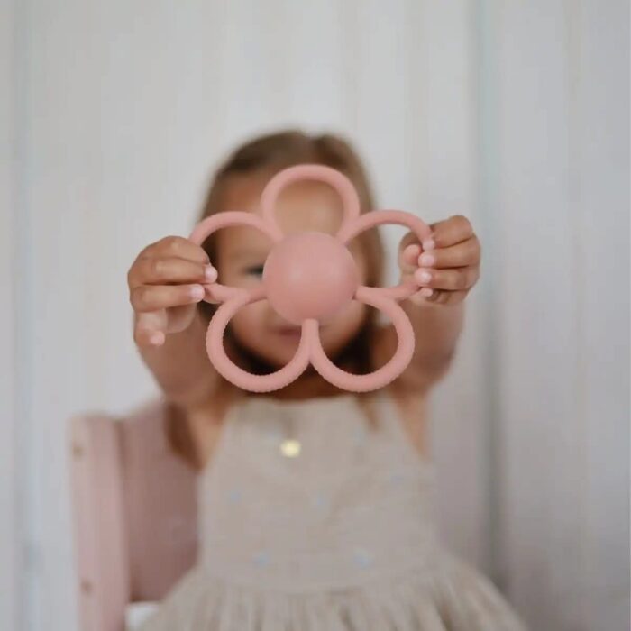 Rattle Daisy Teether - Dusty Rose - Mushie