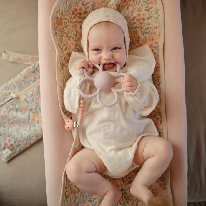 Rattle Daisy Teether - Soft Lilac - Mushie